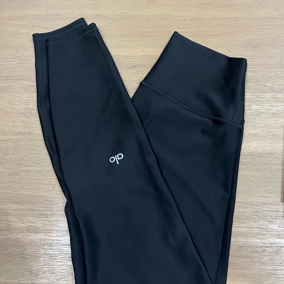 Alo Women's Black Airlift set - Picture 5 of 6